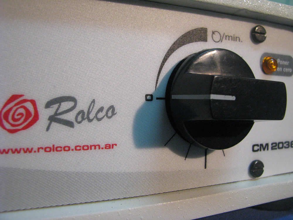Panel de comandos de una centrífuga Rolco CM 2036